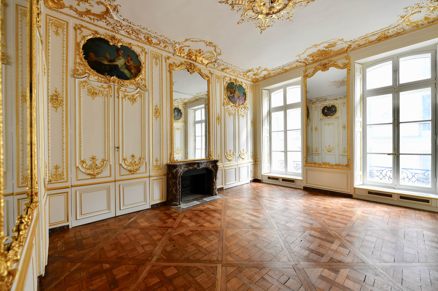 PARIS BNP SALON BONAPARTE