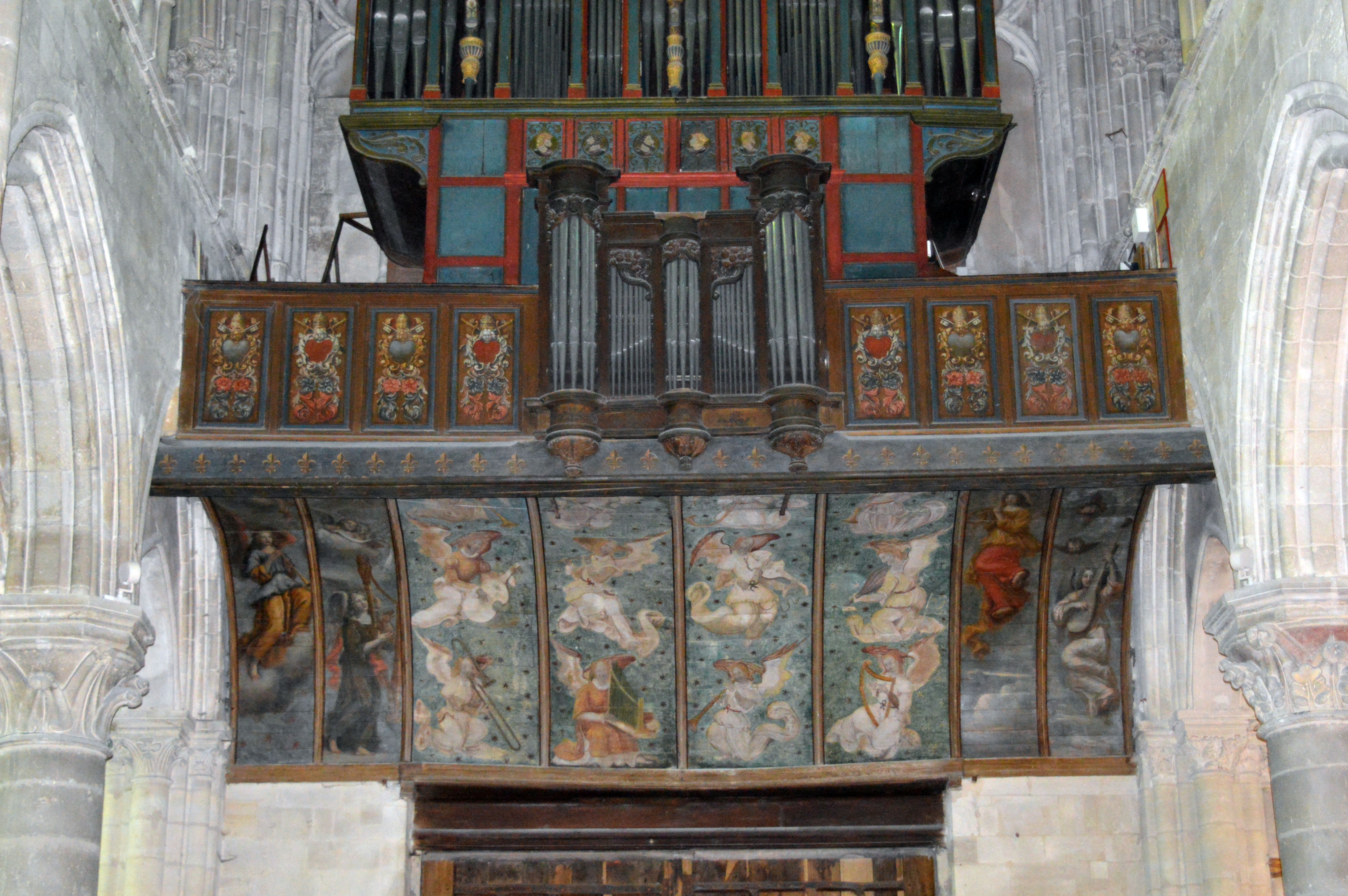 Vue du buffet d'orgue peint