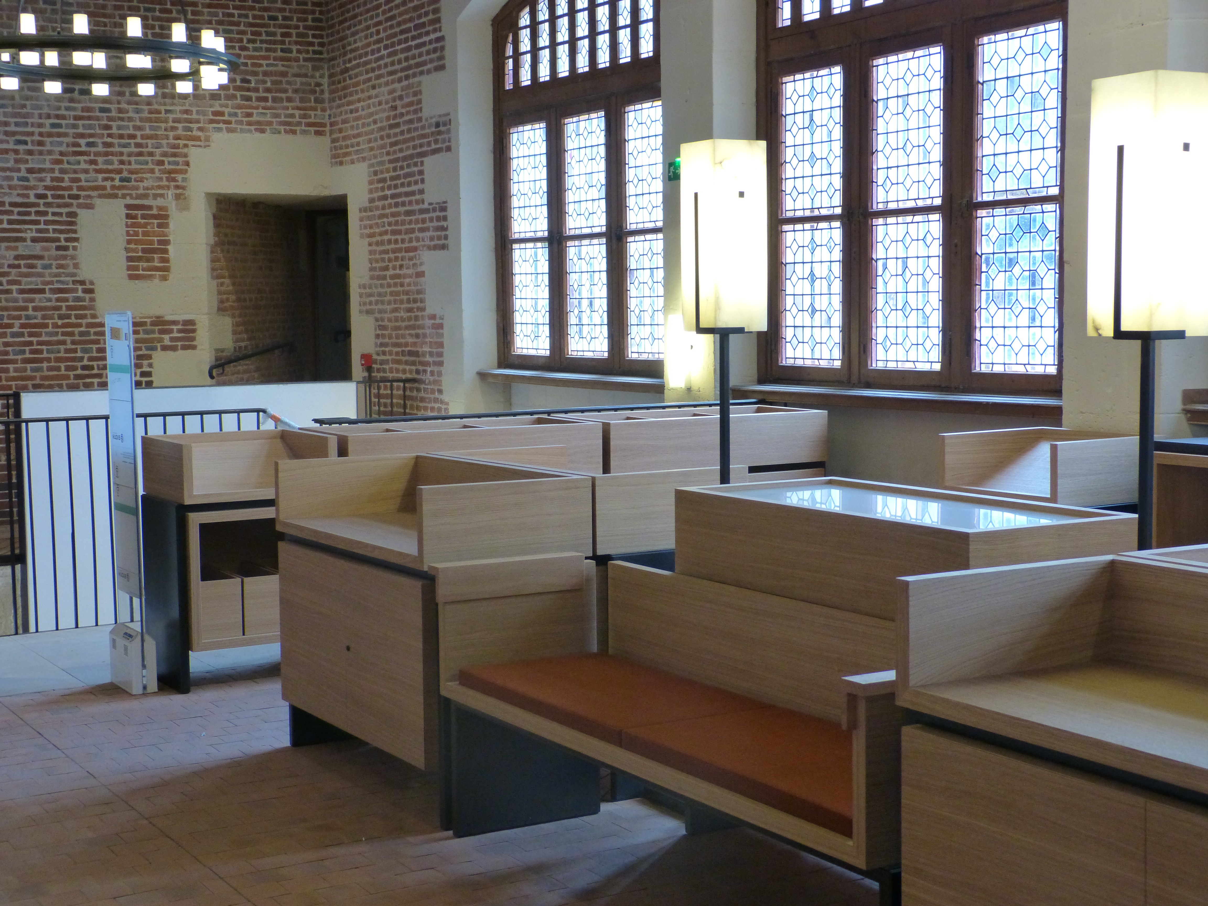 Château de Gien - Fabrication de mobilier muséographique en chêne naturel et fer forgé