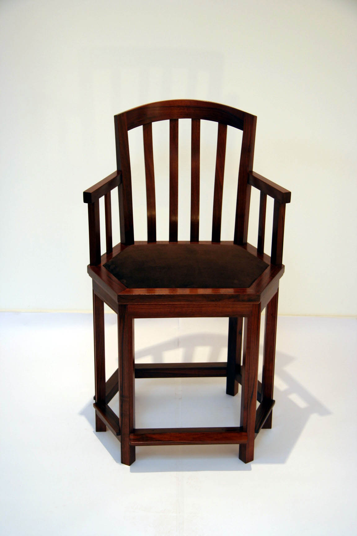 Fauteuil d'inspiration chinoise en noyer et assise gainée de chevreau - Les Ateliers de la Chapelle