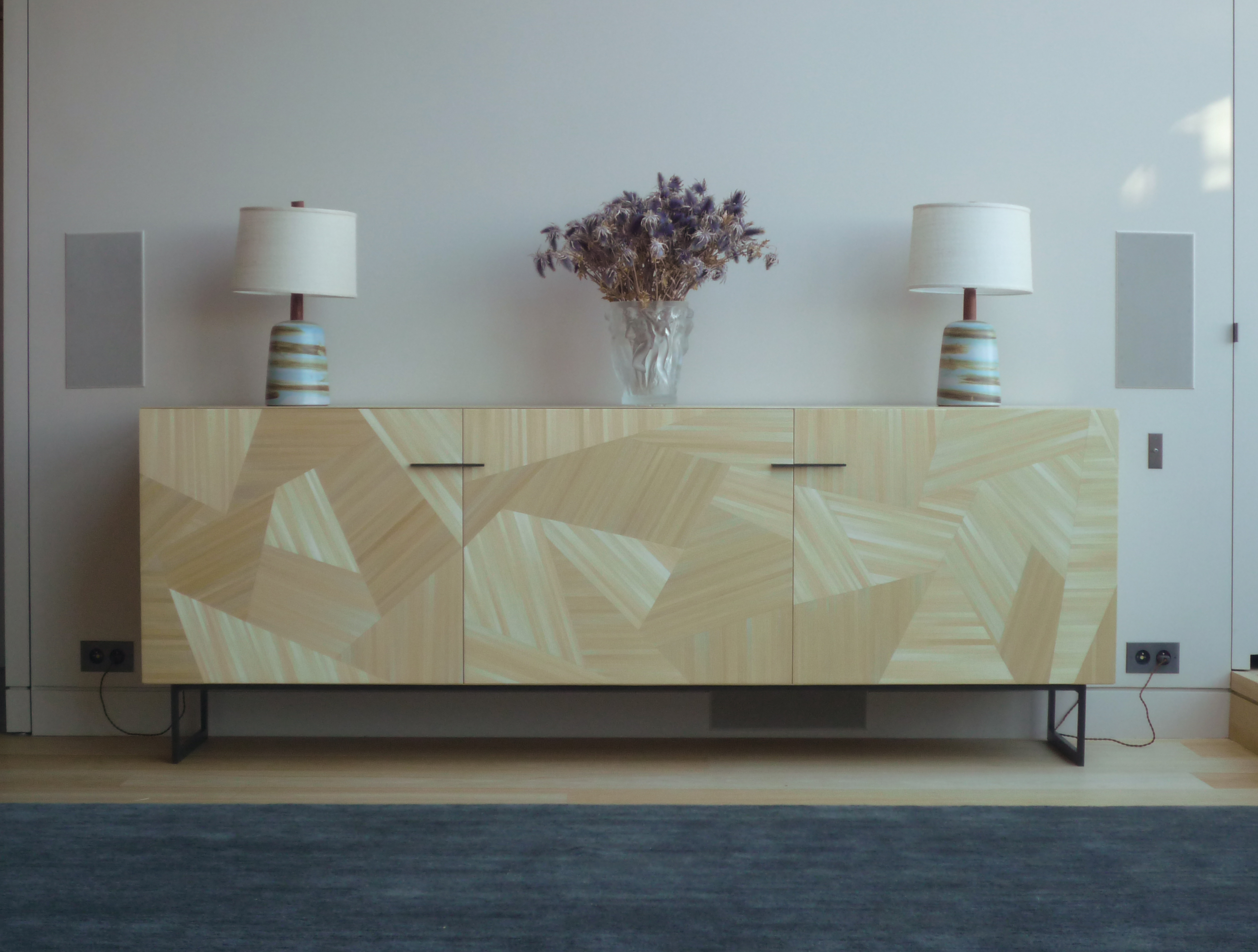 Buffet en marqueterie de paille et piétement acier - création P.Yovanovitch