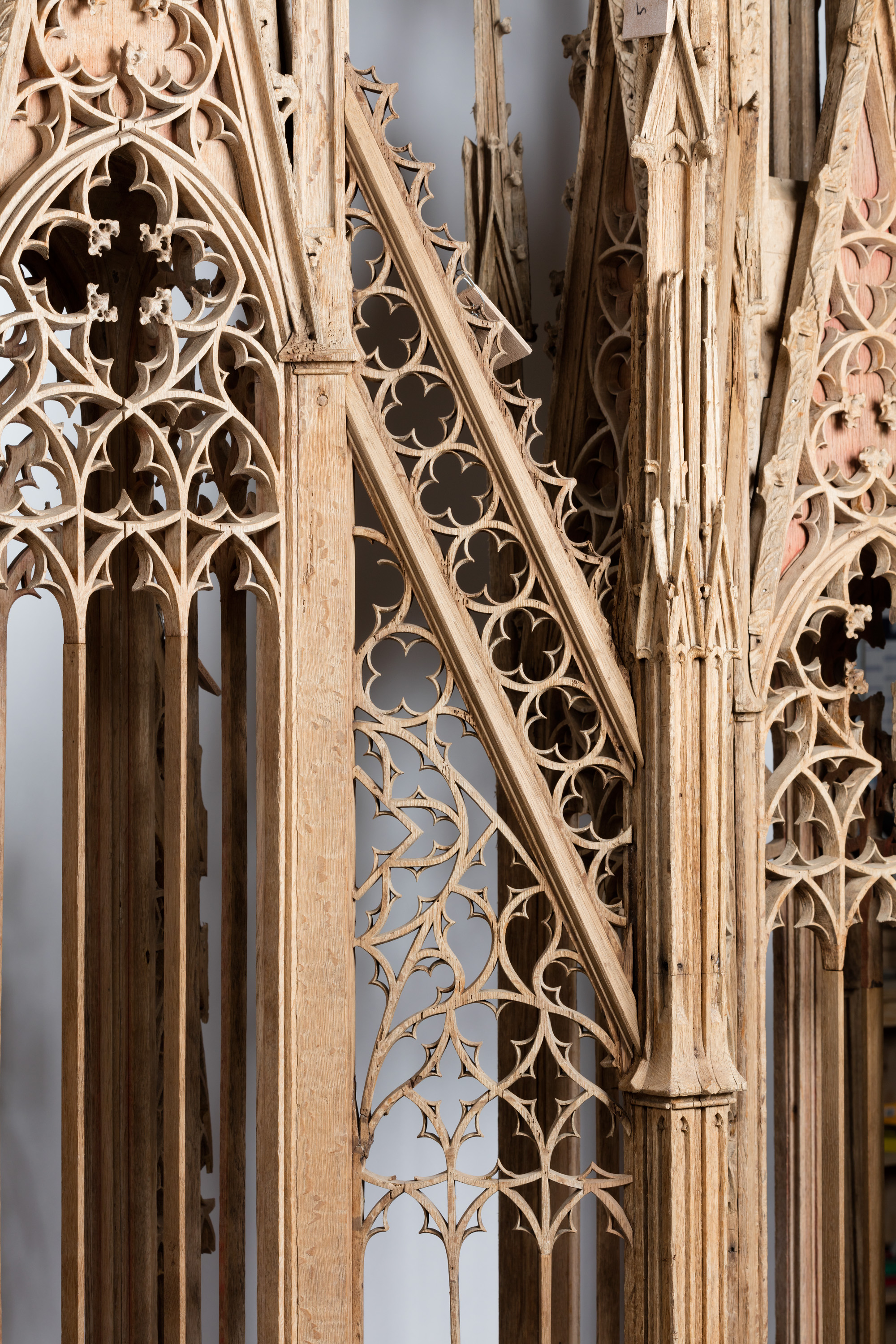 Restauration du banc d'oeuvre de l'église Saint-Symphorien de Morogues (18) - Détail des pinacles