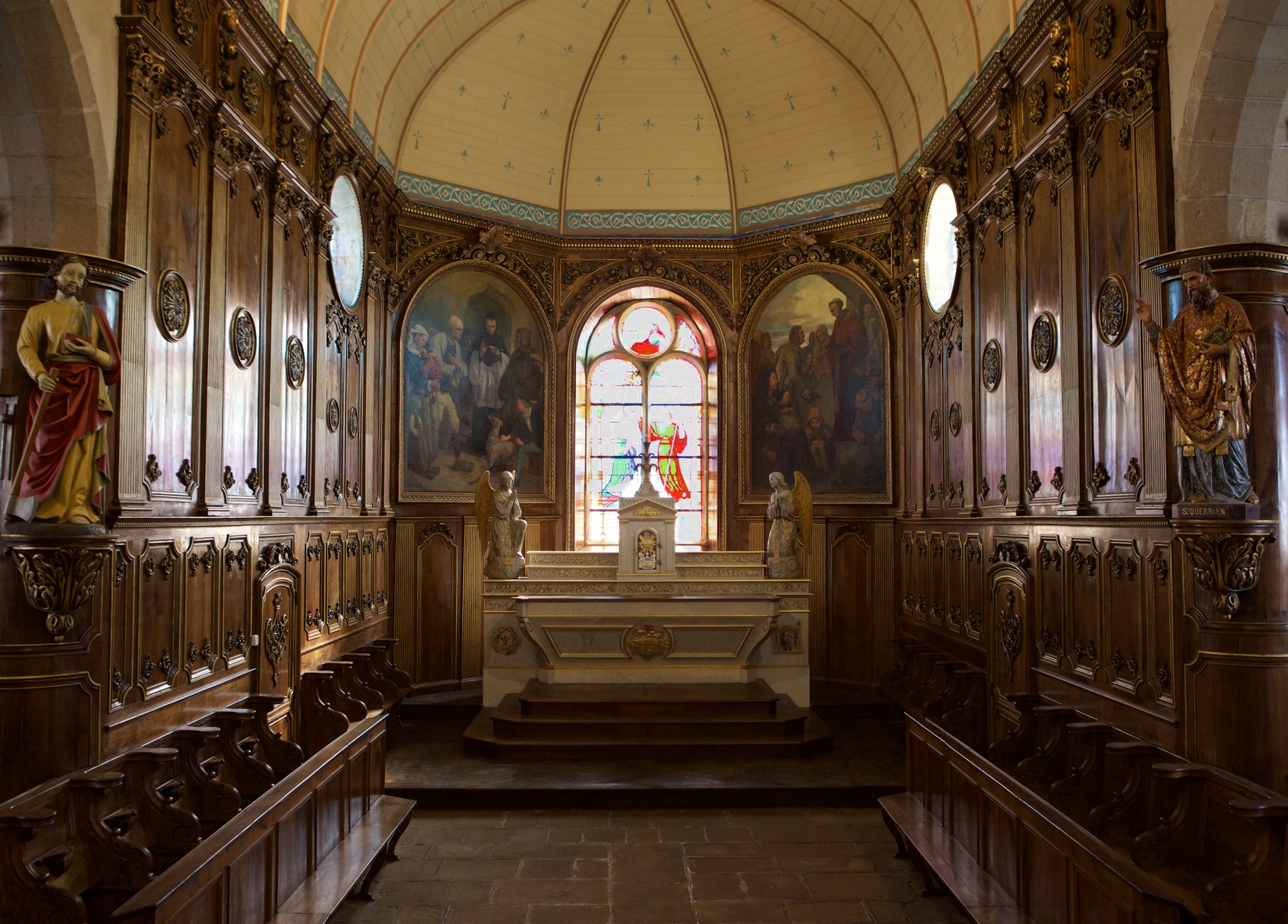 Querrien (29) - Eglise St-Kérien- restauration des stalles et boiseries du choeur ©djeff-op.com