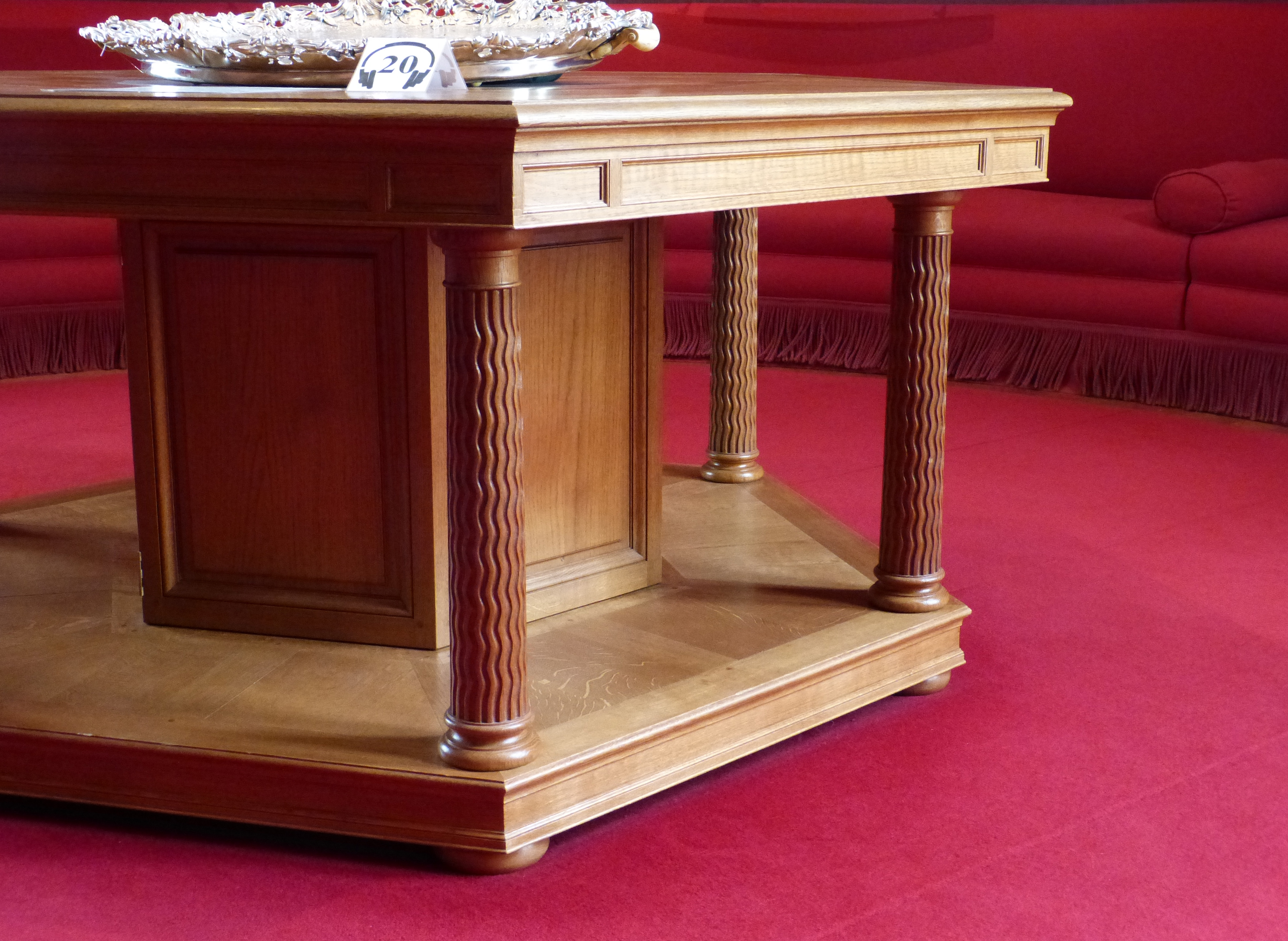 Waddesdon-Manor-Angleterre-Detail-dun-pietement-de-table-basse.jpg