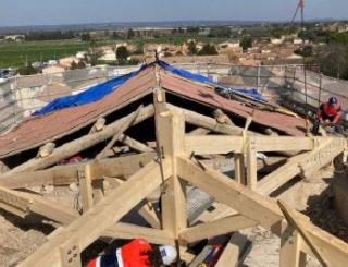 La nouvelle charpente du transept de l’église a été installée